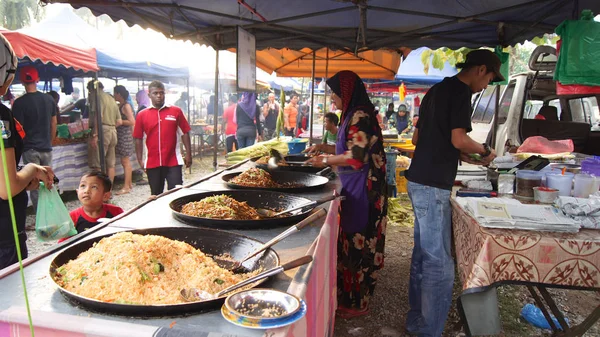 PULAU LANGKAWI, MALAYSIA - 4 de abril de 2015: comida tradicional asiática no mercado de comida de rua e noite na ilha Langkawi — Fotografia de Stock