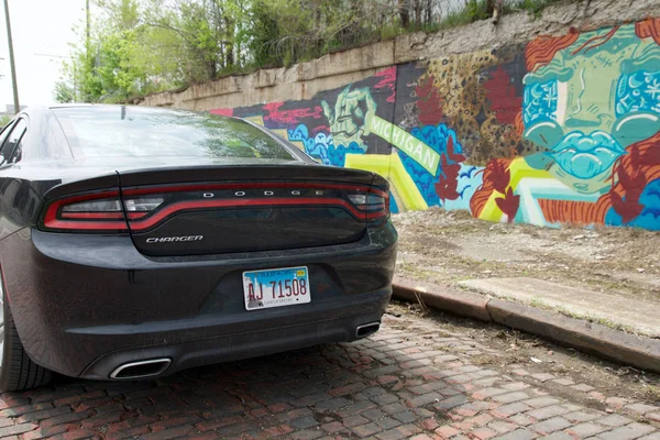 Detroit, Michigan, Amerika Birleşik Devletleri - 22nd Mayıs 2018: siyah Dodge Charger önünde bir duvar grafiti şehir Detroit ile