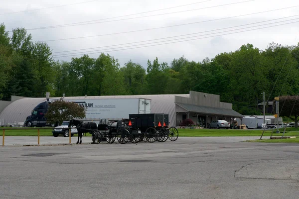 MIDDLEBURY, INDIANA, ESTADOS UNIDOS - 22 DE MAYO DE 2018: Vista del carruaje amish a lo largo de la ciudad, conocido por la vida simple con el tacto de la naturaleza contacy, vestido llano, y la renuencia a adoptar conveniencias de — Foto de Stock