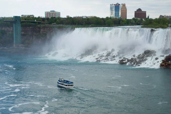 Niagara Falls, Ontario, Kanada - május 20-án 2018: American Falls View a második legnagyobb a három vízesés, együtt nevezik a Niagara folyó mentén a kanadai Niagara-vízesés — Stock Fotó
