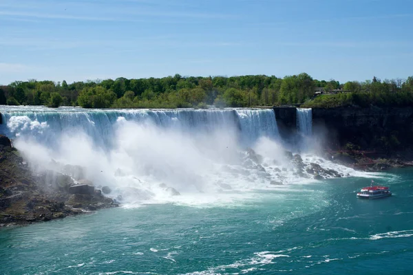 Niagara Falls, Ontario, Kanada - Maj 20th 2018: Bild av den amerikanska fallen är den näst största av de tre vattenfall som tillsammans är kända som Niagarafallen på floden Niagara längs Kanadas — Stockfoto