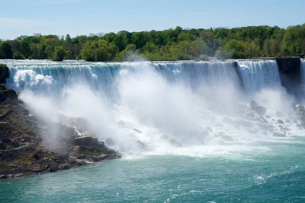 Niagarafälle, Ontario, Kanada - 20. Mai 2018: Blick auf die amerikanischen Wasserfälle ist der zweitgrößte der drei Wasserfälle, die zusammen als Niagarafälle am Niagarafluss entlang der Kanada bekannt sind — Stockfoto