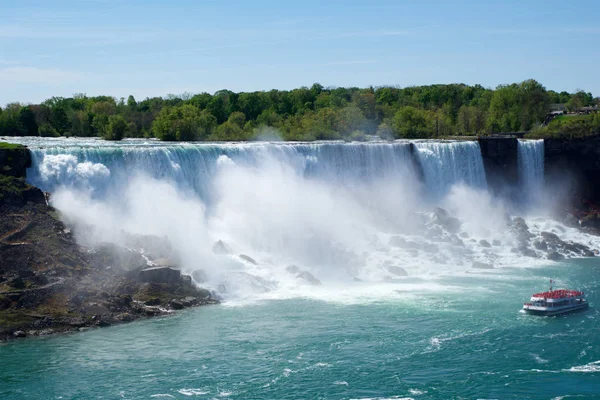 Niagara Falls, Ontario, Kanada - Maj 20th 2018: Bild av den amerikanska fallen är den näst största av de tre vattenfall som tillsammans är kända som Niagarafallen på floden Niagara längs Kanadas — Stockfoto