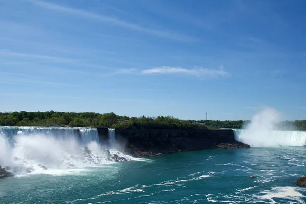 NIAGARA FALLS, ONTARIO, CANADA - 20 de maio de 2018: Vista das Cataratas Americanas é a segunda maior das três cachoeiras que juntas são conhecidas como Cataratas do Niágara no rio Niágara ao longo do Canadá — Fotografia de Stock