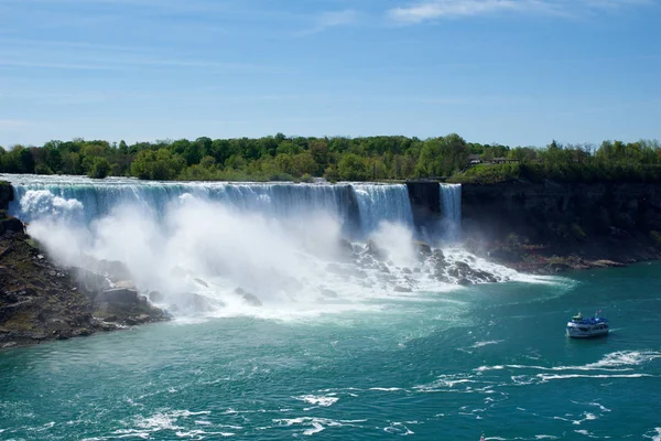 Niagara Falls, Ontario, Kanada - Maj 20th 2018: Bild av den amerikanska fallen är den näst största av de tre vattenfall som tillsammans är kända som Niagarafallen på floden Niagara längs Kanadas — Stockfoto