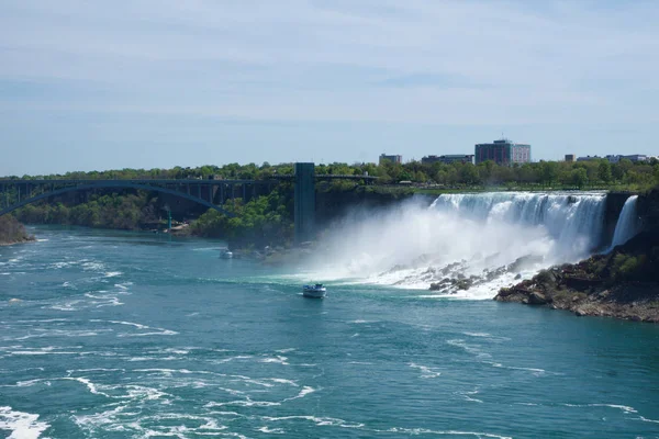 NIAGARA FALLS, ONTARIO, CANADA - 20 de maio de 2018: Vista das Cataratas Americanas é a segunda maior das três cachoeiras que juntas são conhecidas como Cataratas do Niágara no rio Niágara ao longo do Canadá — Fotografia de Stock