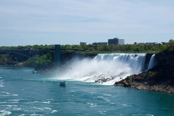 NIAGARA FALLS, ONTARIO, CANADA - 20 de maio de 2018: Vista das Cataratas Americanas é a segunda maior das três cachoeiras que juntas são conhecidas como Cataratas do Niágara no rio Niágara ao longo do Canadá — Fotografia de Stock