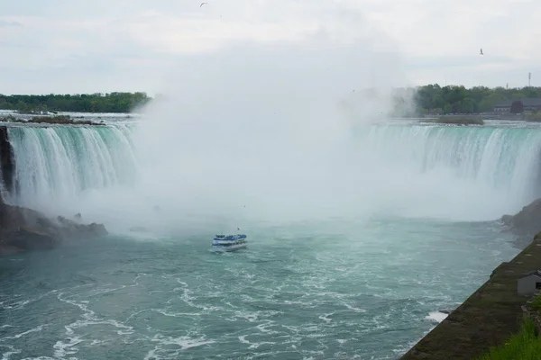 Niagara Falls, Ontario, Kanada - május 20-án 2018: Turisztikai hajó a Patkó-vízesésre, néven is ismert kanadai Falls — Stock Fotó
