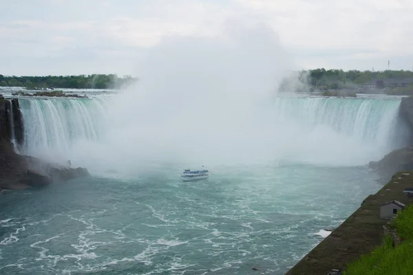 Niagara Falls, Ontario, Kanada - május 20-án 2018: Turisztikai hajó a Patkó-vízesésre, néven is ismert kanadai Falls — Stock Fotó