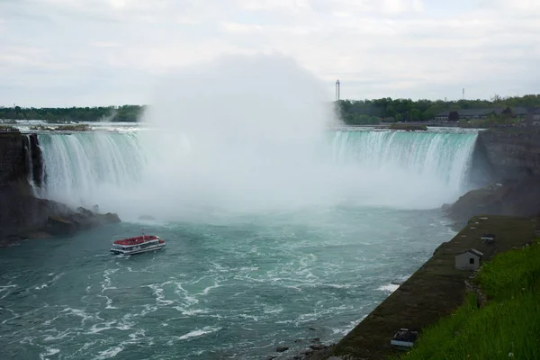 Niagara Falls, Ontario, Kanada - május 20-án 2018: Turisztikai hajó a Patkó-vízesésre, néven is ismert kanadai Falls — Stock Fotó