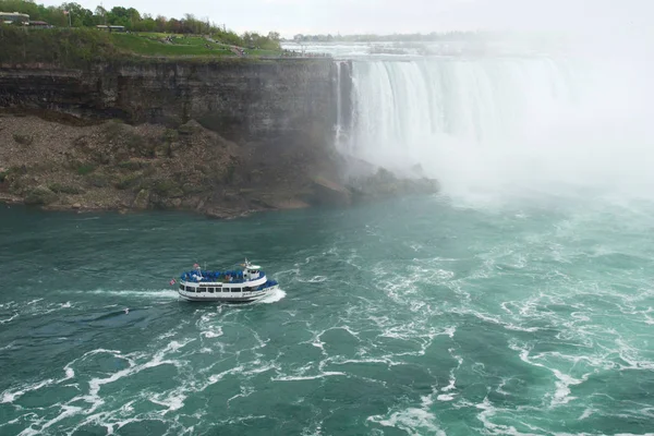 Niagara Falls, Ontario, Kanada - 20 maja 2018 r.: Turystyczne łodzią na wodospad Horseshoe, znany również jako wodospad Canadian Falls — Zdjęcie stockowe