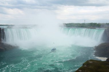 Niagara Falls, Ontario, Kanada - 20th Mayıs 2018: Horseshoe Falls, olarak da bilinen Kanada Falls turistik gemide