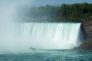 Niagara Falls, Ontario, Kanada - 20th Mayıs 2018: Horseshoe Falls, olarak da bilinen Kanada Falls turistik gemide
