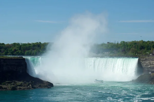 NIAGARA FALLS, ONTARIO, CANADA - 20 de maio de 2018: Barco turístico em Horseshoe Falls, também conhecido como Canadian Falls — Fotografia de Stock