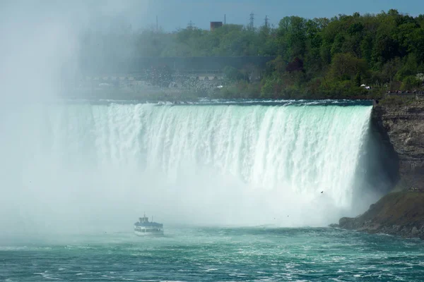 NIAGARA FALLS, ONTARIO, CANADA - 20 de maio de 2018: Barco turístico em Horseshoe Falls, também conhecido como Canadian Falls — Fotografia de Stock