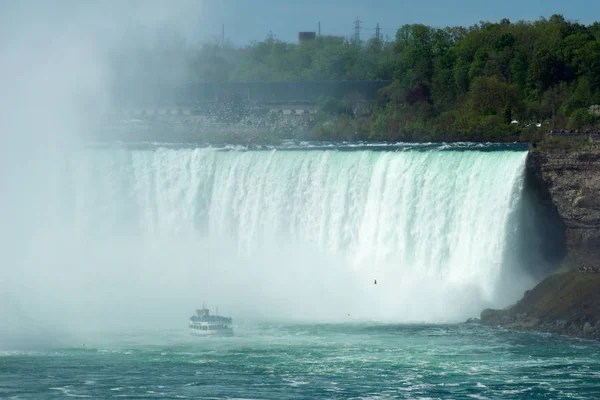 Niagara Falls, Ontario, Kanada - Maj 20th 2018: Turistiska båt på Hästskofallen, även känd som kanadensiska Falls — Stockfoto
