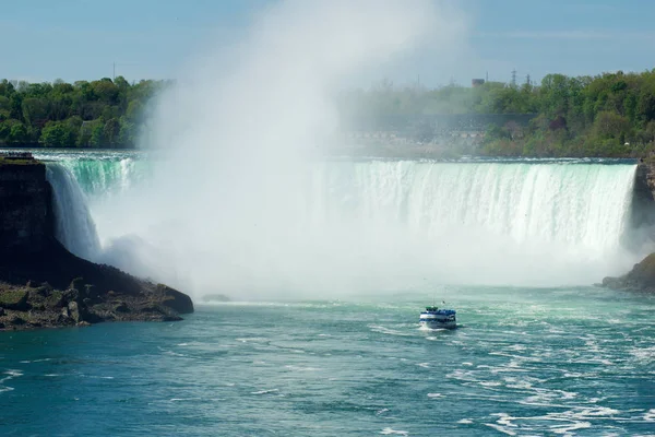 NIAGARA FALLS, ONTARIO, CANADA - 20 de maio de 2018: Barco turístico em Horseshoe Falls, também conhecido como Canadian Falls — Fotografia de Stock