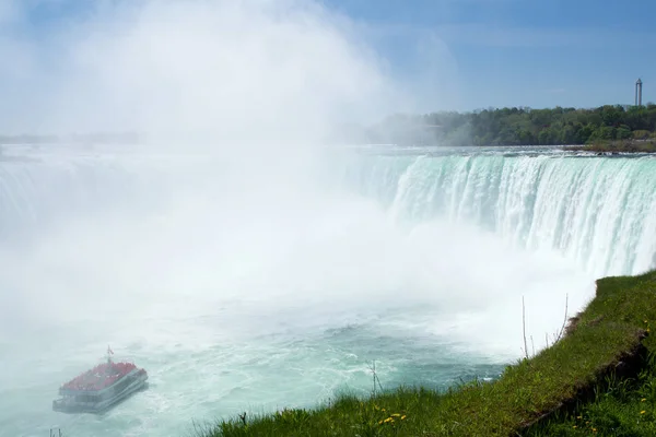 Niagara Falls, Ontario, Kanada - május 20-án 2018: Turisztikai hajó a Patkó-vízesésre, néven is ismert kanadai Falls — Stock Fotó