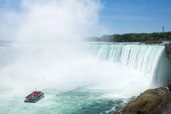 NIAGARA FALLS, ONTARIO, CANADA - May 20th 2018: Touristic boat on Horseshoe Falls, also known as Canadian Falls — стоковое фото