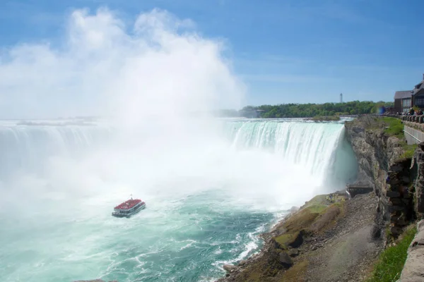 Niagara Falls, Ontario, Kanada - 20 maja 2018 r.: Turystyczne łodzią na wodospad Horseshoe, znany również jako wodospad Canadian Falls — Zdjęcie stockowe