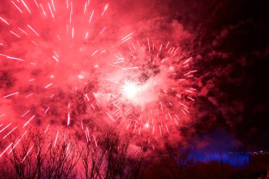Niagara Falls, Ontario, Kanada - 20th Mayıs 2018: Niagara Falls tarafından havai fişek ile renkli ışıklar gece yaktı