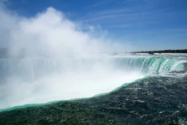 Niagara Falls, Ontario, Kanada - május 21-én 2018: Szélén a Horseshoe-vízeséstől, mint nézett-ból táblázat Rock, a Queen Victoria Park-Niagara-vízesés — Stock Fotó