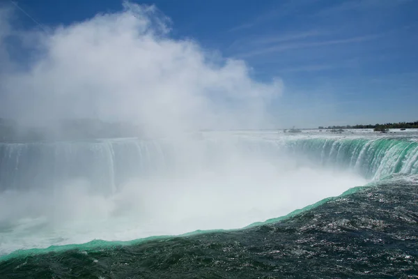Niagara Falls, Ontario, Kanada - május 21-én 2018: Szélén a Horseshoe-vízeséstől, mint nézett-ból táblázat Rock, a Queen Victoria Park-Niagara-vízesés — Stock Fotó