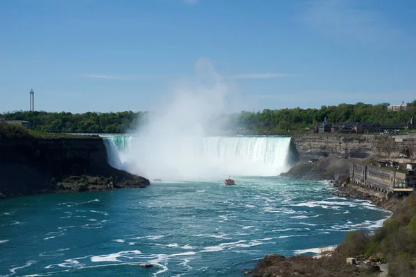 Niagara Falls, Ontario, Kanada - május 21-én 2018: Patkó-vízesésre a nézett-ból a kanadai oldalán Niagara Falls — Stock Fotó