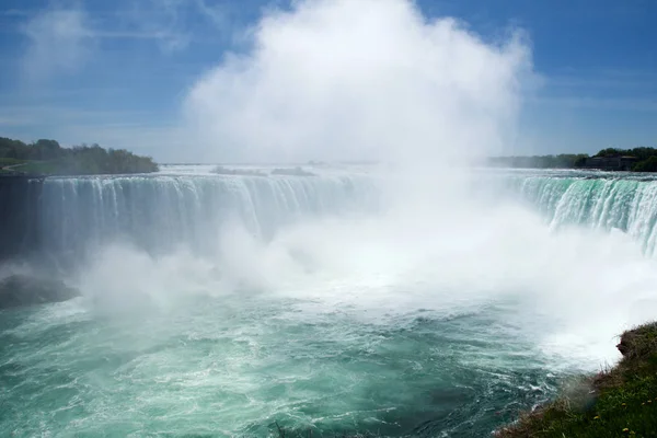 Niagara Falls, Ontario, Kanada - május 21-én 2018: Patkó-vízesésre a nézett-ból a kanadai oldalán Niagara Falls — Stock Fotó