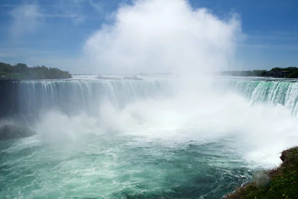 Niagarafälle, Ontario, Kanada - 21. Mai 2018: Hufeisenfall bei Niagarafällen von der kanadischen Seite aus gesehen — Stockfoto