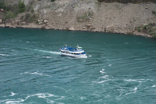 Niagara Falls, Ontario, Kanada - maj 21 2018: The Maid of den Mist kryssningsfärja transporterar turister genom dimman på vilda vattnen vid Niagarafallen — Stockfoto