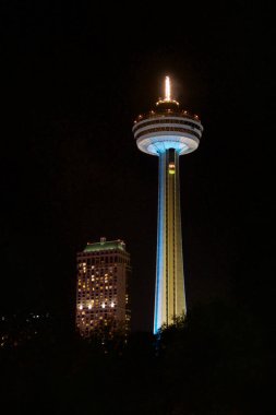 Niagara Falls, Ontario, Kanada - 21st Mayıs 2018: Skylon Kulesi, gazino ve gece, Niagara Şelalesi'nde otel