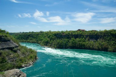 Niagara Falls, Ontario, Kanada - 21st Mayıs 2018: Whirlpool Aero araba biniciler Niagara jakuzi arasında taşıma.