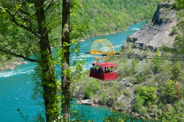 NIAGARA FALLS, ONTARIO, CANADA - 21 MAI 2018 : Whirlpool Aero transportant des coureurs à travers le Niagara Whirlpool — Photo