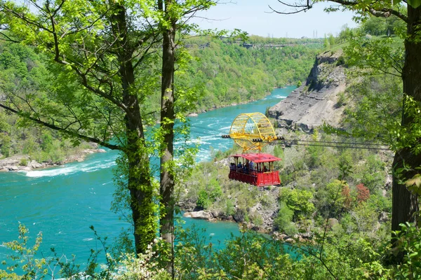 NIAGARA FALLS, ONTARIO, CANADÁ - 21 DE MAYO DE 2018: Whirlpool Aero coche que lleva a los jinetes a través del Niágara Whirlpool — Foto de Stock