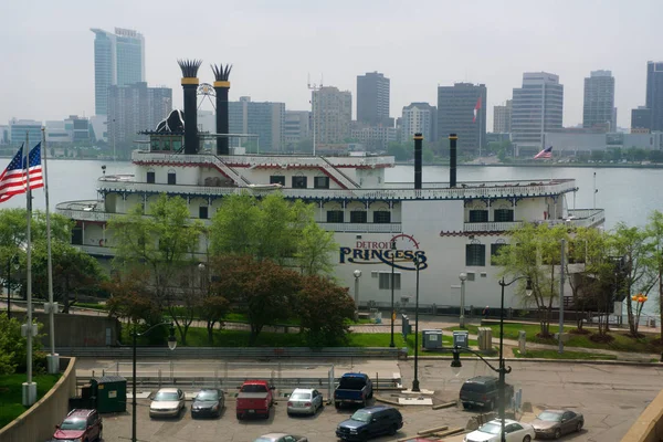 DETROIT, MICHIGAN, ESTADOS UNIDOS - 22 DE MAYO DE 2018: La Princesa de Detroit atracó a lo largo del río Detroit en el centro de la ciudad. El barco ofrece cruceros para cenar a lo largo del río Detroit — Foto de Stock