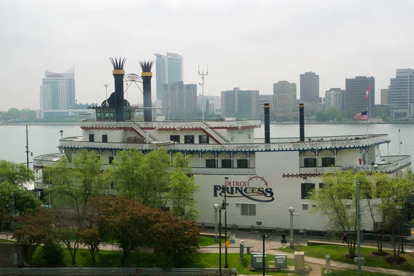 DETROIT, MICHIGAN, ESTADOS UNIDOS - 22 DE MAYO DE 2018: La Princesa de Detroit atracó a lo largo del río Detroit en el centro de la ciudad. El barco ofrece cruceros para cenar a lo largo del río Detroit — Foto de Stock