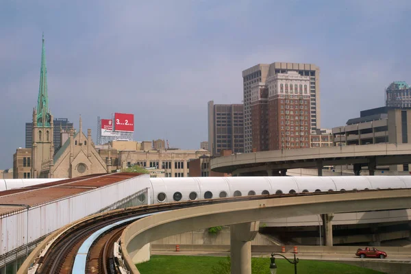DETROIT, MICHIGAN, ESTADOS UNIDOS - 22 DE MAYO DE 2018: Montar en el tranvía Detroit People Mover en el centro de Detroit. El monorriel elevado es uno de los muchos medios de transporte público en la ciudad — Foto de Stock