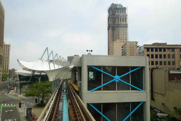 DETROIT, MICHIGAN, ESTADOS UNIDOS - 22 DE MAYO DE 2018: Montar en el tranvía Detroit People Mover en el centro de Detroit. El monorriel elevado es uno de los muchos medios de transporte público en la ciudad — Foto de Stock