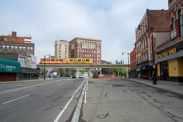 DETROIT, MICHIGAN, ESTADOS UNIDOS - 22 DE MAYO DE 2018: Detoit People Mover cruza una calle en Greektown. El monorriel elevado es uno de los muchos medios de transporte público en la ciudad — Foto de Stock