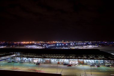 Chicago, Illinois, Amerika Birleşik Devletleri - 11 Mayıs 2018: dışında Chicago Ohare Uluslararası Havaalanı ile bazı arabalar ve uçaklar terminalinde gece