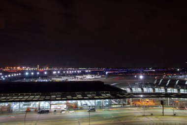 Chicago, Illinois, Amerika Birleşik Devletleri - 11 Mayıs 2018: dışında Chicago Ohare Uluslararası Havaalanı ile bazı arabalar ve uçaklar terminalinde gece
