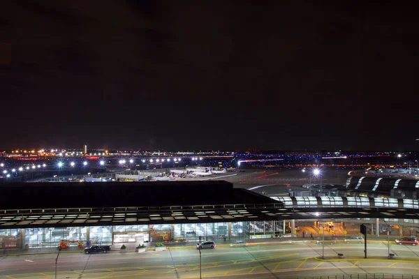 CHICAGO, ILLINOIS, ESTADOS UNIDOS - 11 DE MAYO DE 2018: Fuera del Aeropuerto Internacional OHare de Chicago por la noche con algunos coches y aviones en la terminal —  Fotos de Stock