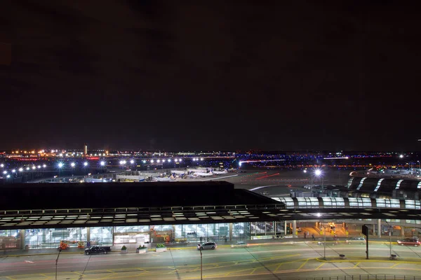 Chicago, Illinois, Amerika Birleşik Devletleri - 11 Mayıs 2018: dışında Chicago Ohare Uluslararası Havaalanı ile bazı arabalar ve uçaklar terminalinde gece