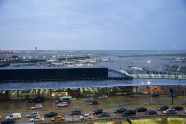 Trafik sıkışıklığı ile sabahın erken saatlerinde Chicago Ohare Uluslararası Havalimanı kapısında birkaç uçak Chicago, Illinois, Amerika Birleşik Devletleri - 11 Mayıs 2018: