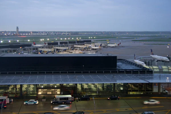 Chicago, Illinois, USA - 11 maj 2018: flera flygplan vid gaten vid den internationella flygplatsen Chicago Ohare tidigt på morgonen — Stockfoto