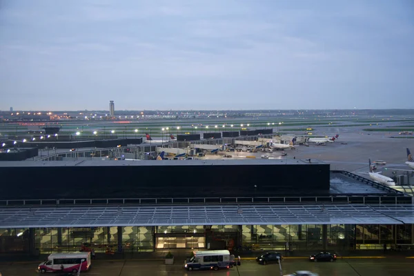 Chicago, Illinois, USA - 11 maj 2018: flera flygplan vid gaten vid den internationella flygplatsen Chicago Ohare tidigt på morgonen — Stockfoto