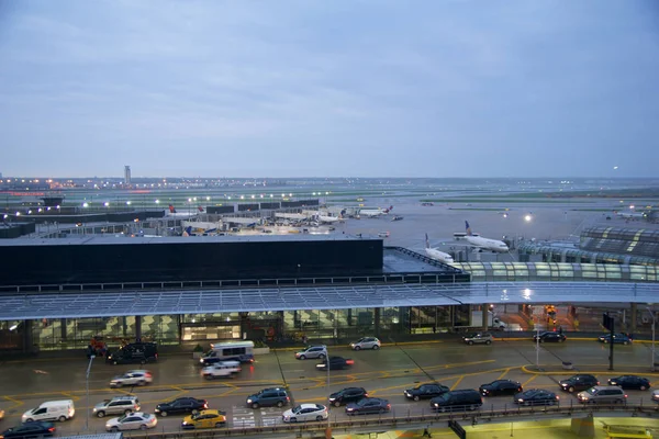 CHICAGO, ILLINOIS, ESTADOS UNIDOS - 11 DE MAYO DE 2018: Varios aviones en la puerta del Aeropuerto Internacional OHare de Chicago por la mañana temprano con atasco de tráfico —  Fotos de Stock