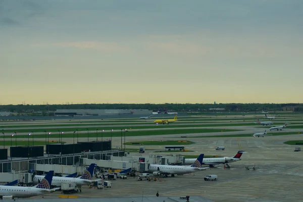 Chicago, Illinois, Amerikai Egyesült Államok - május 11., 2018: több repülőgépek a kapunál Chicago Ohare nemzetközi repülőtéren, a kora reggeli órákban — Stock Fotó