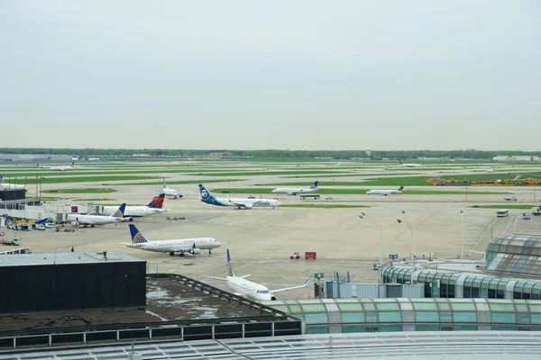 Chicago, Illinois, Stany Zjednoczone-11 maja 2018: kilka linii lotniczych jet parking na pozycji bramki na lotnisku Chicago Ohare rano — Zdjęcie stockowe